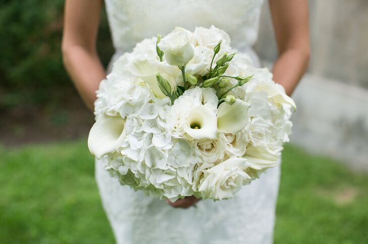 Erica held an ivory bouquet filled with calla lilies, roses and hydrangeas.