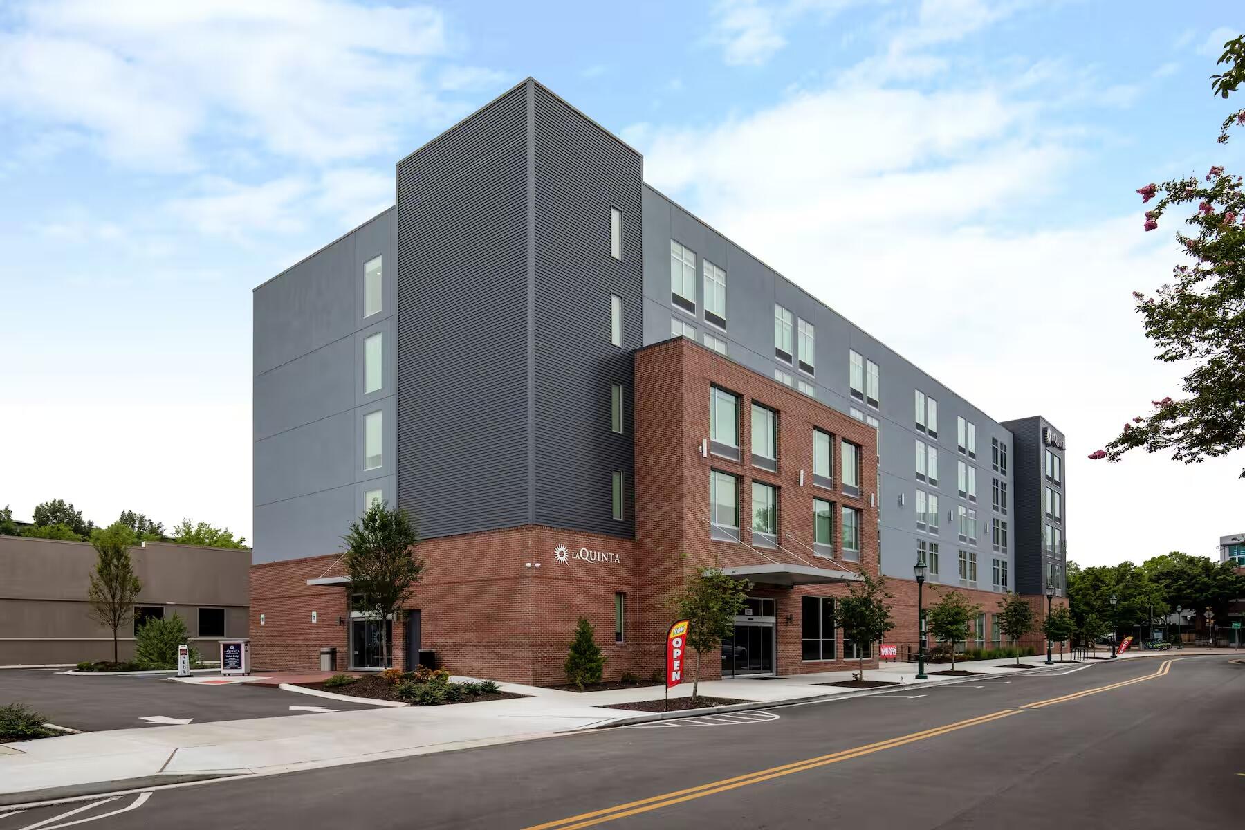 Picture of La Quinta Inn & Suites by Wyndham Chattanooga Downtown/South
