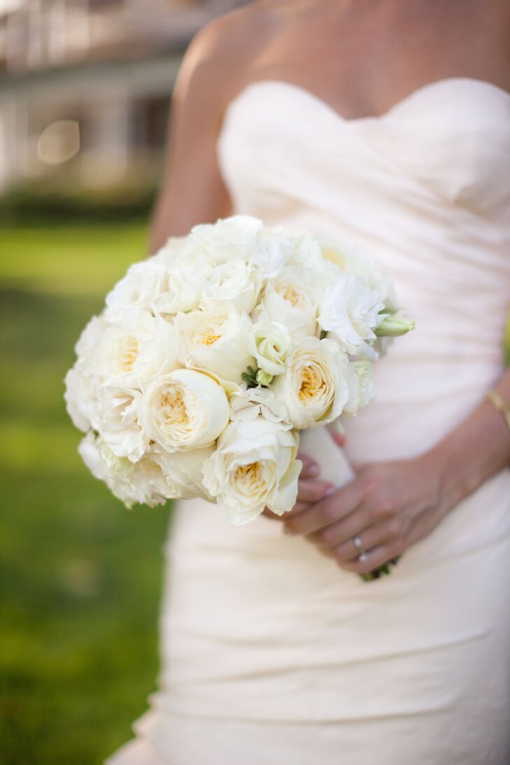 Nora carried a simple bouquet made of white spray garden roses, light-green parrot tulips and white magolicka roses.