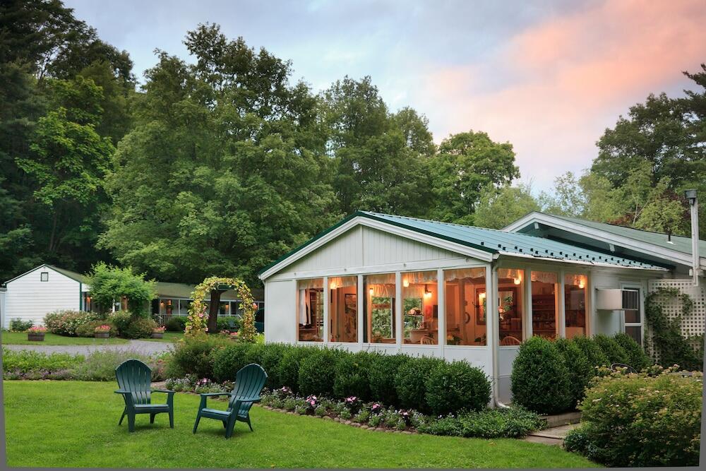 Picture of The Woodstock Inn on the Millstream
