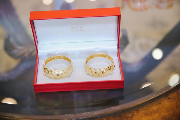 During the tea ceremony, Anne was given two gold bangles, symbolizing the dragon and the phoenix. The bracelets symbolize a happy marriage.