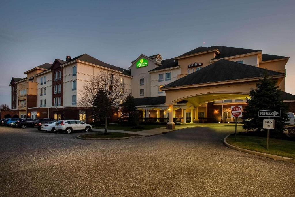 Picture of La Quinta Inn & Suites by Wyndham Islip - MacArthur Airport
