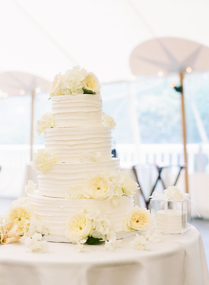 After a cocktail hour overlooking the water, where guests enjoyed live jazz music and beautiful views, the couple and their guests sat down to a delectable dinner of fresh, seasonal dishes prepared by Jaime Hamlin Catering. Caity and Nicolas then treated their family and friends to vanilla chiffon cake with mascarpone, strawberries and buttercream frosting by Val Cakes before hitting the dance floor.