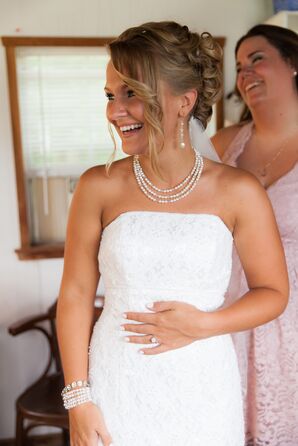 Bride in Pearl Wedding  Jewelry