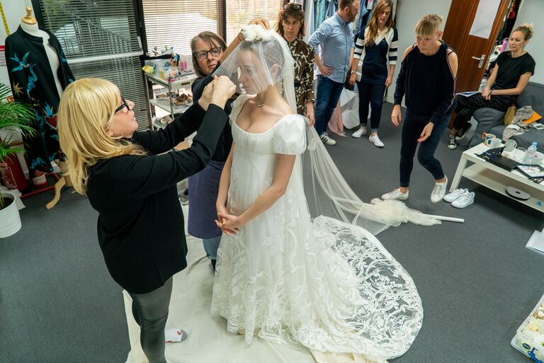 bridgerton wedding veil daphne and dress