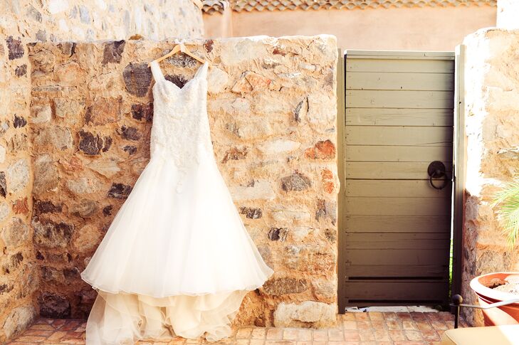Nicole's dress was incredible: She wore a fit-and-flare strapless dress with added off-shoulder sleeves. The bodice had intricate detail, which faded into a flowy skirt. The style was gorgeous, and it allowed her to dance all night.