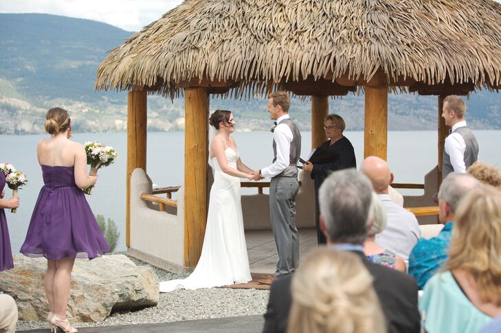 The couple exchanged their vows outdoors in front of La Punta Norte's gazebo, which overlooks a gorgeous lake in Summerland, British Columbia.