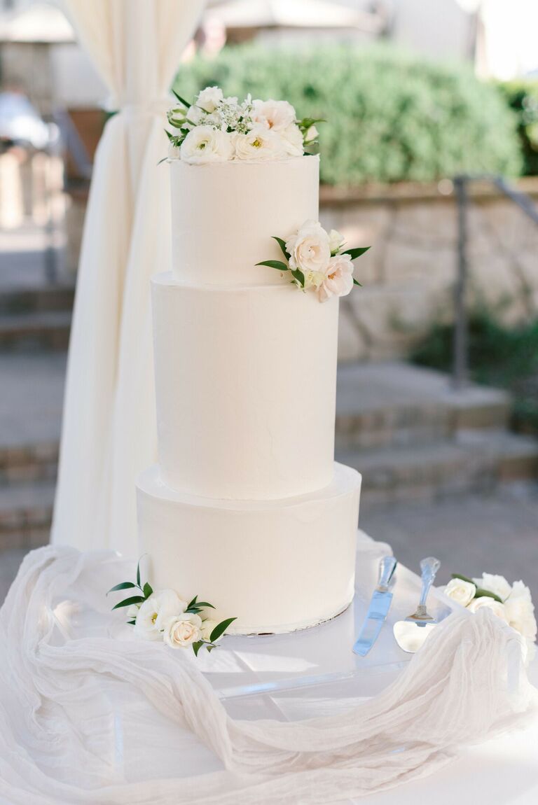 Romantic three-tier wedding cake