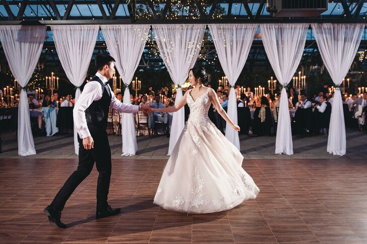 Couple Shares First Dance at Planterra Conservatory in Detroit, Michigan