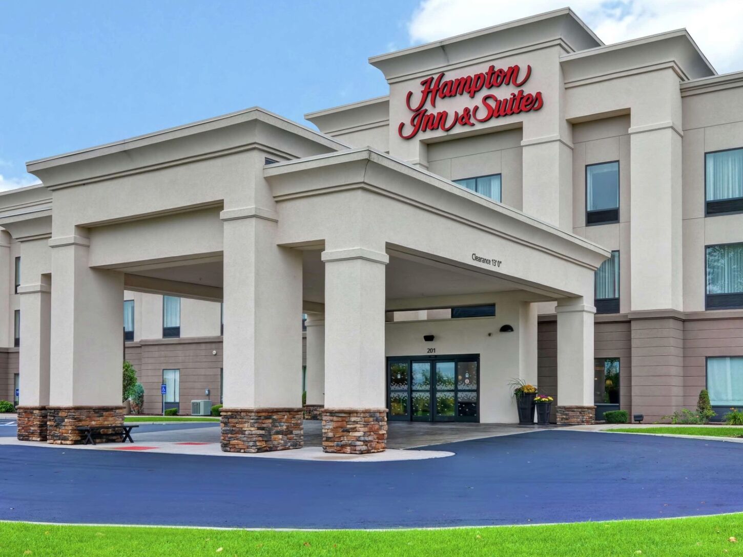 Picture of Hampton Inn & Suites New Hartford