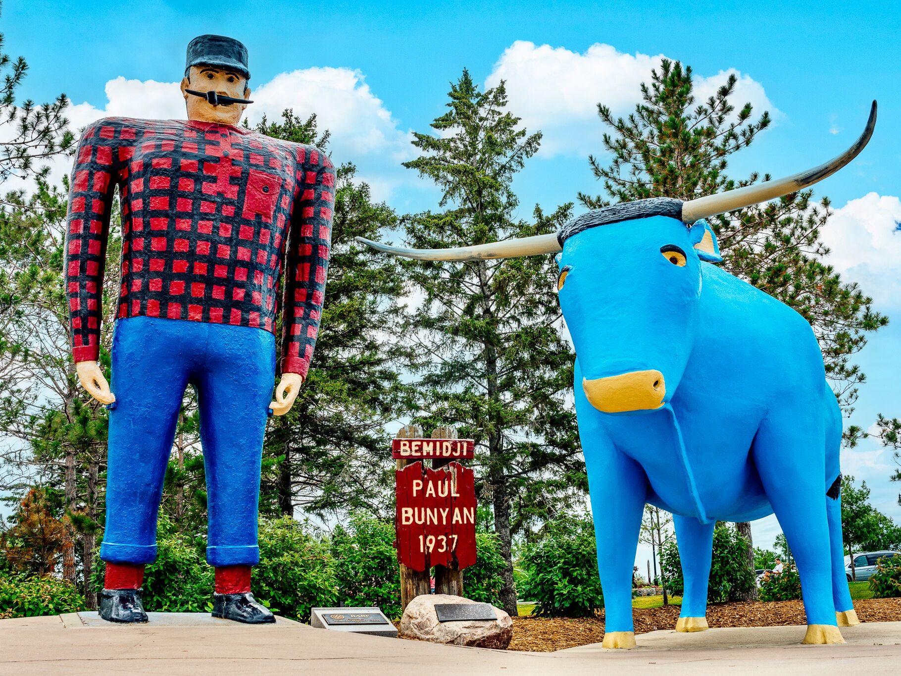 Picture of Paul Bunyan & Babe the Blue Ox Statues