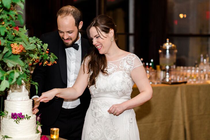 Classic Bride and Groom Cake Cutting