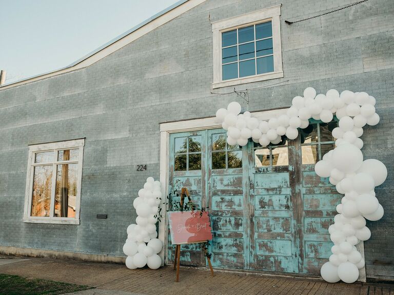 Fall wedding ideas balloon arch