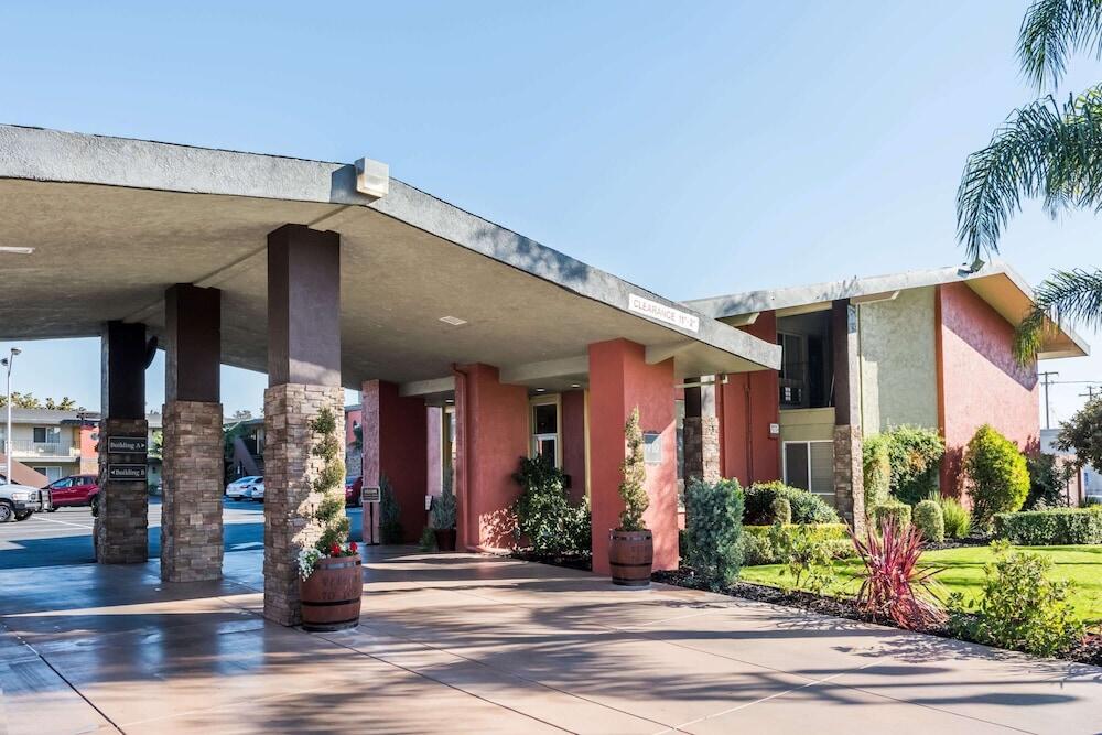 Picture of Days Inn & Suites by Wyndham Lodi