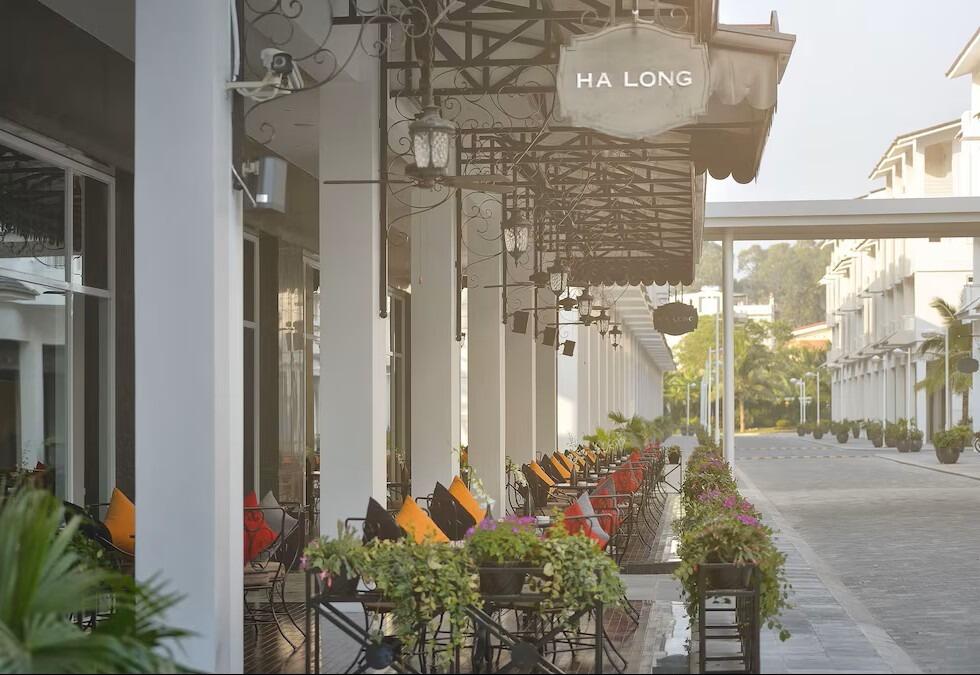 2 -  3:30 PM | Guests check in to Paradise Suites Ha Long Bay | One-night-stay is accommodated by Bride & Groom