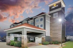 Picture of La Quinta Inn &  Suites by Wyndham Paris