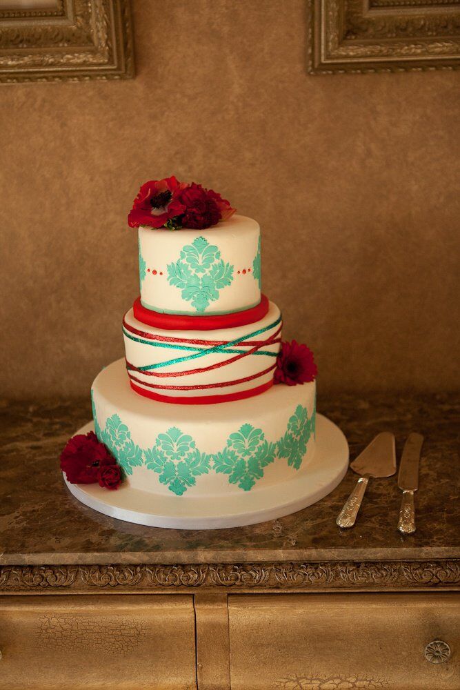 The colors of the day were once again present on the three-tiered round wedding cake.