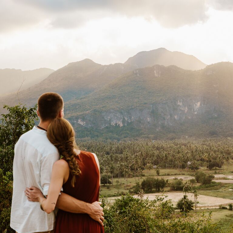 Engagement photoshoot ideas at sunset in the mountains