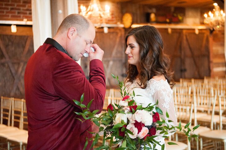 As a pastor, Brooklyn’s father was there to walk her down the aisle but also to marry her and Caleb. His rich velvet bordeaux jacket pairs expertly with the bride’s bouquet which featured bordeaux roses.