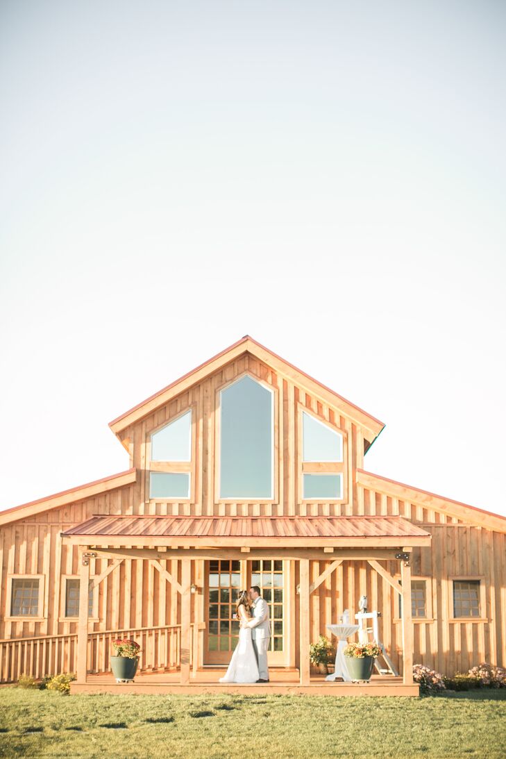 Italia and Andy's theme of "vintage elegance with rustic flair" perfectly matched Winterset Cidery, Italia says. The new venue is in Madison County, Iowa, 30 minutes southwest of Des Moines.