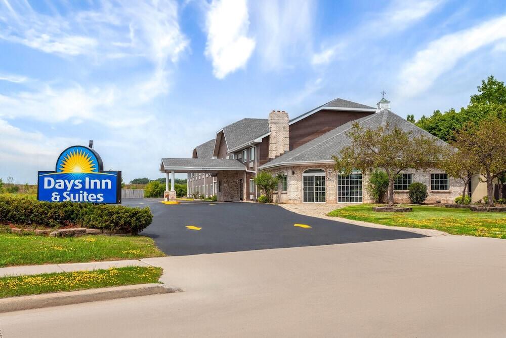 Picture of Days Inn & Suites by Wyndham Kaukauna WI