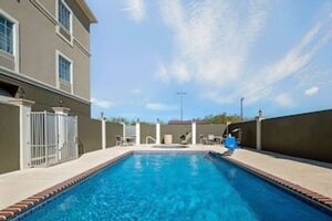 Picture of La Quinta Inn & Suites by Wyndham Mercedes Outlet Mall