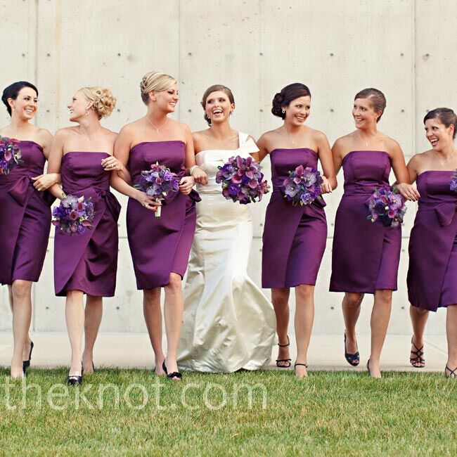 Emily’s seven bridesmaids wore matching aubergine cocktail dresses.