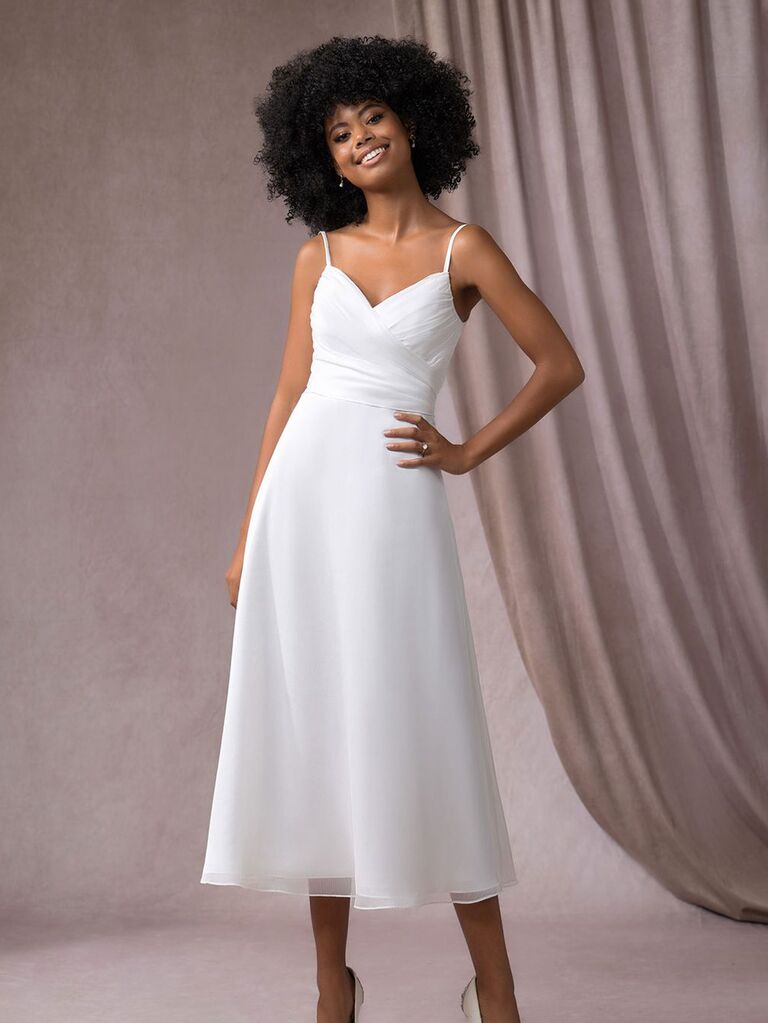 29 Simple Wedding Dresses for Minimalist Elegance