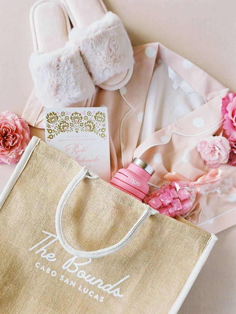 Bridesmaid gift with beach bag and pink pajamas