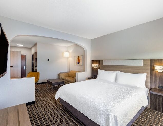 Picture of Holiday Inn Express & Suites Pittsburg, an IHG Hotel