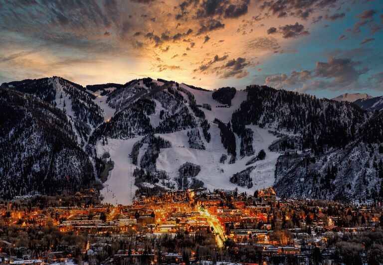 aspen colorado town slopes snow mountain skies