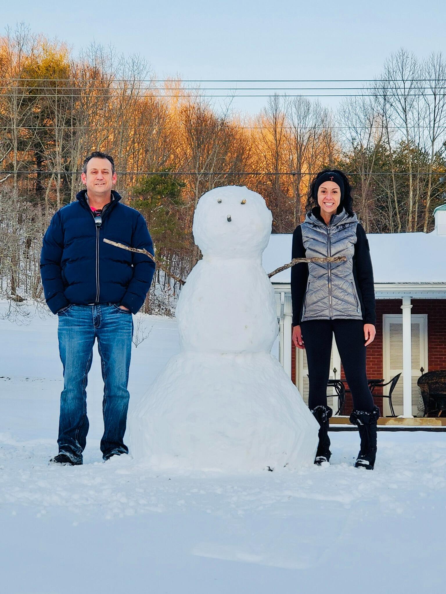 Tara takes Barry home for Christmas to celebrate for the first time with mom, dad, Kevin and Granddaddy.

A 13" Christmas snowfall turned into a Kentucky vs. Michigan: Snowman-Building Showdown.