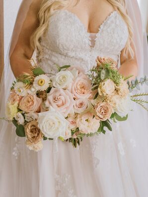 Peach-Hued Rose Bouquet for Wedding at The Faulkner in Jackson, Mississippi
