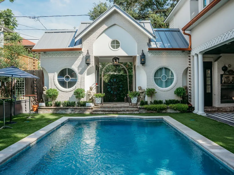 Outdoor pool space at Hawthorne House small wedding venue in Houston, Texas