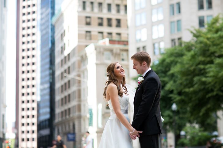 Andrea Conrad (31, an International Program Manager) and Gerry Burke (31, Finance Sales) wanted a summer city wedding, so they chose to hold their cer