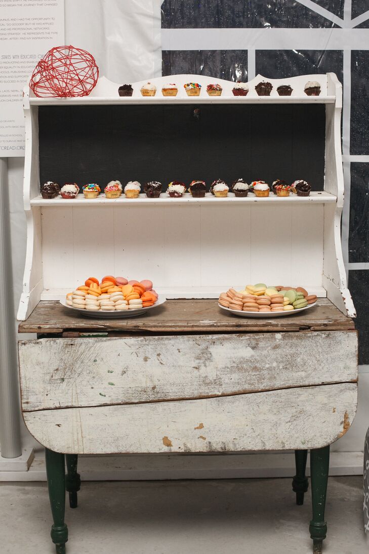 Katherine admits to having a terrible sweet tooth, so there was no shortage of desserts: Mini cupcakes, macarons, salted brownies, shortbread cookies and four different cakes were served.