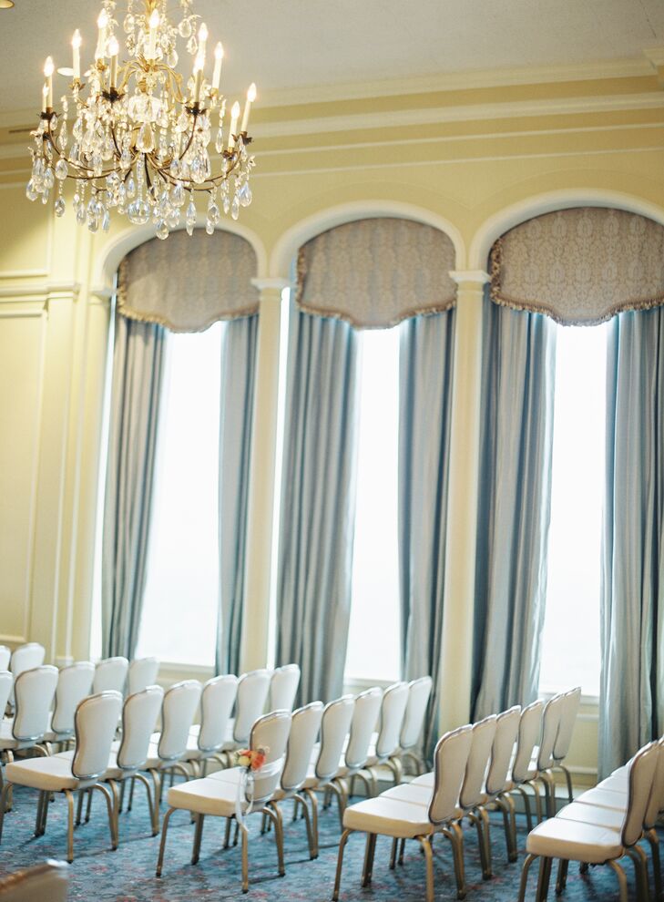 The evening started off with a ceremony at 6:30 in the Saint Louis Club’s elegantly appointed ballroom. Warm, ambient lighting and soft classical music played by Manhasset Strings set a romantic tone for the memorable affair. As Alyse made her way down the aisle, her father at her side, the string quartet filled the room with a lively rendition of Vivaldi’s “Spring from the Four Seasons, a fitting choice for the mid-April affair.