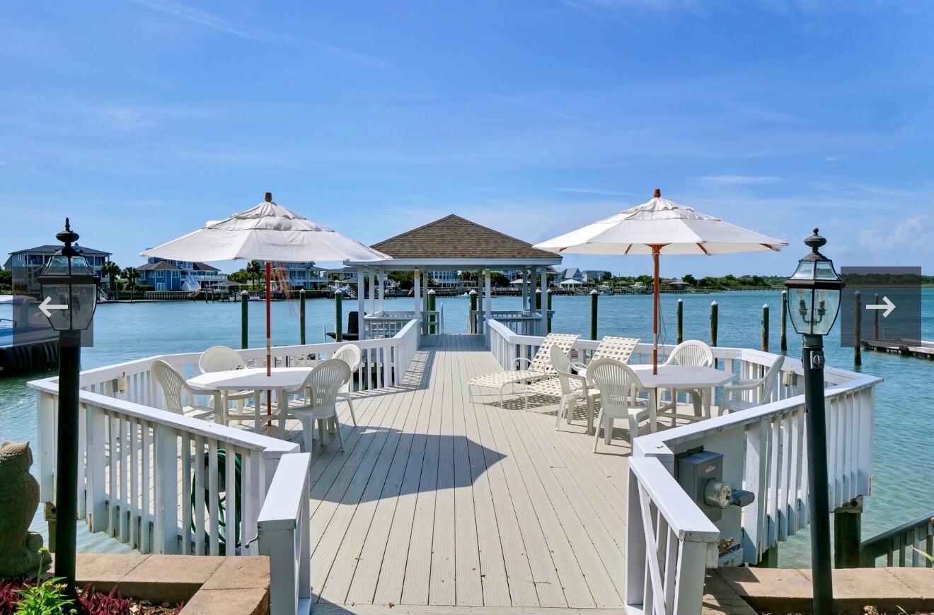 Dock and Beach Day! 
Join us at the beach house for a laid-back day by the water following the wedding. Drop in anytime after 1pm- we'd love to see you!!
