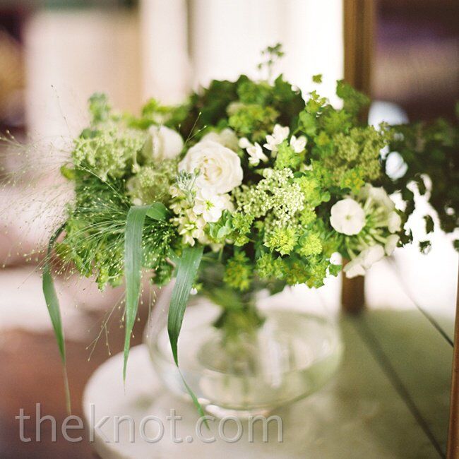 Modest centerpieces perfectly complemented the cellar-like ambience of Bellinter House’s restaurant.