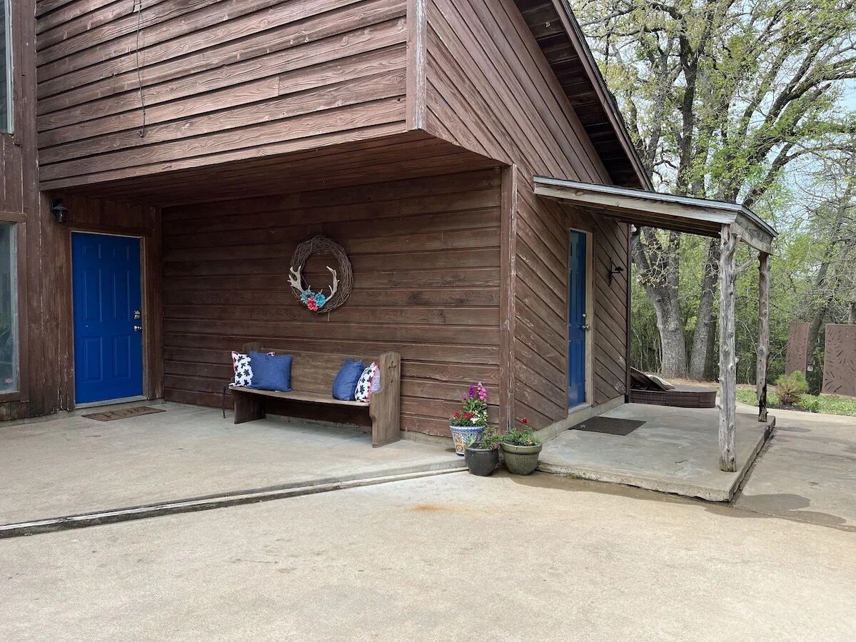 Picture of Spacious rustic retreat with fireplace, outdoor ambiance close to hiking trails.