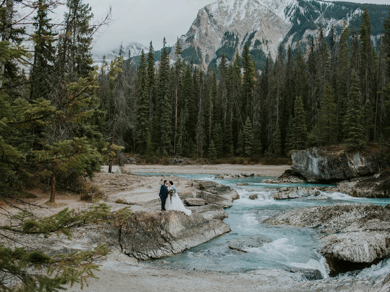 Bride and groom photoshoot in the mountains of Canada. 