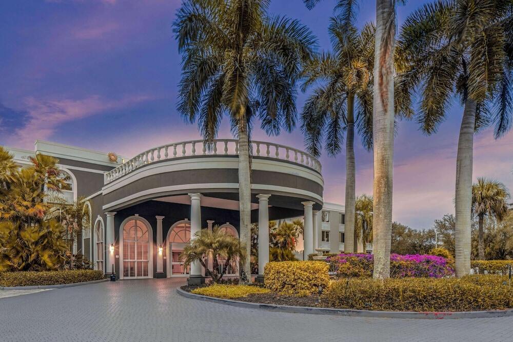 Picture of La Quinta Inn & Suites by Wyndham Naples Downtown