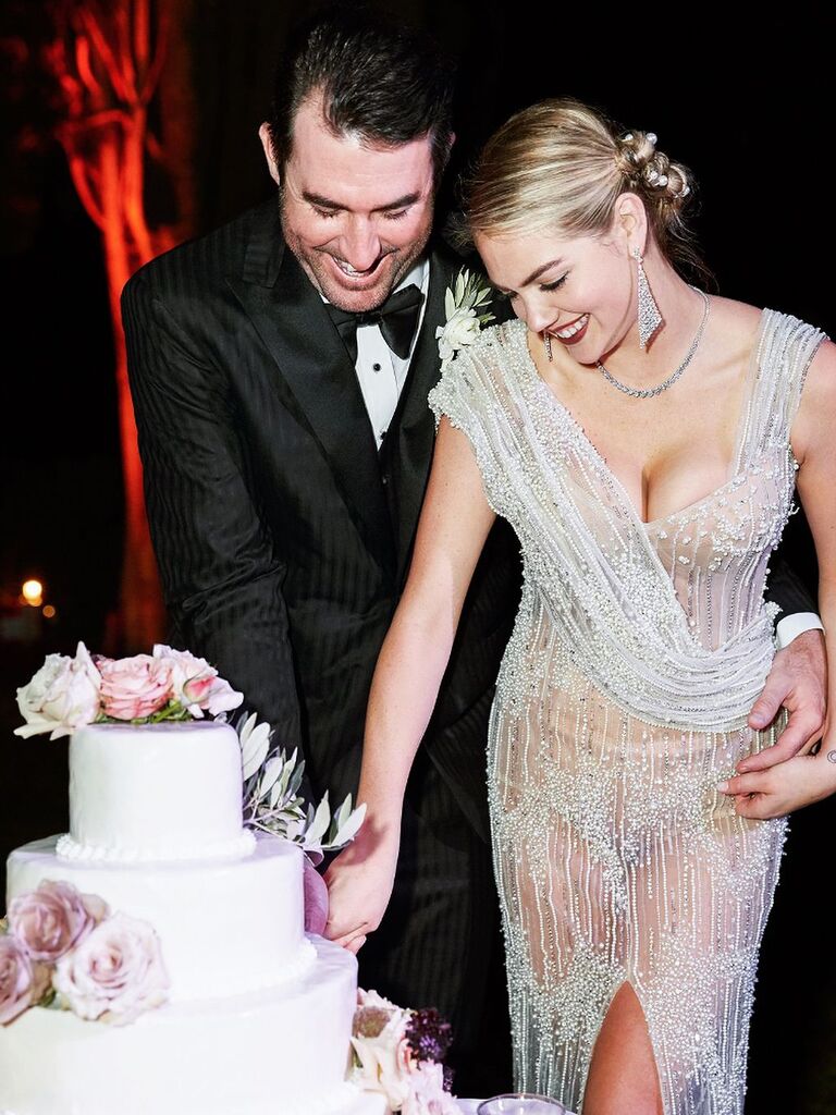 Kate Upton and Justin Verlander cutting their wedding cake