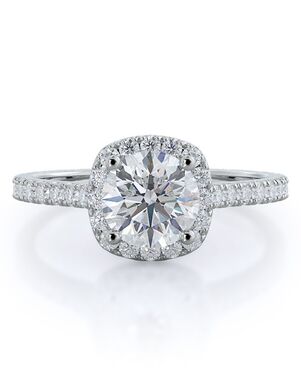 With Clarity Glamorous Round Cut Engagement Ring