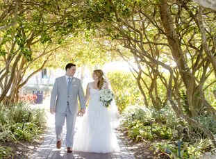 At a location near and dear to their hearts, Elise (27 and a psychotherapist) and Nicolas (27 and a computer engineer) planned a day with a coastal at