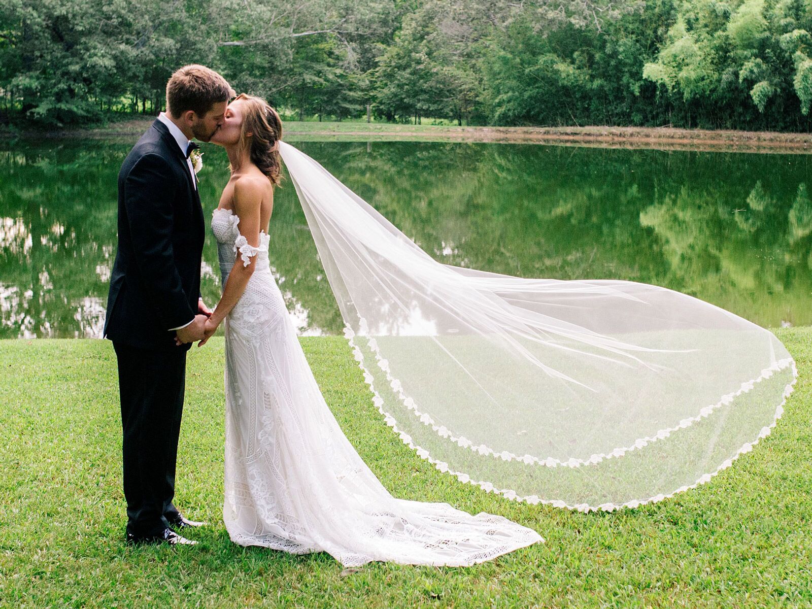 The Best Time to Take Off Your Wedding Veil