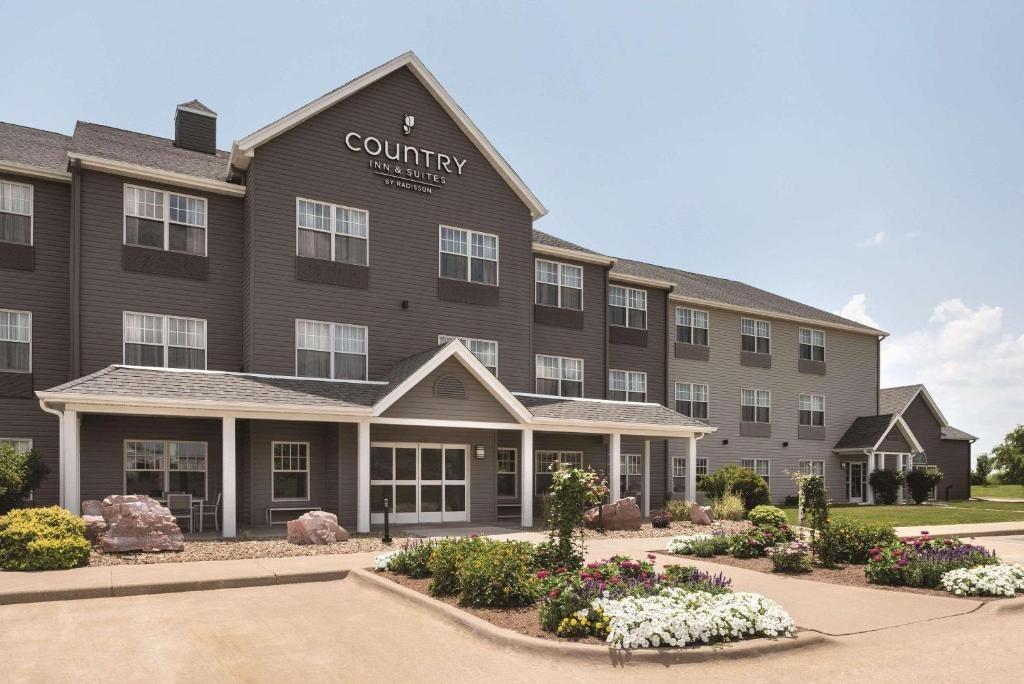 Picture of Country Inn & Suites by Radisson, Pella, IA