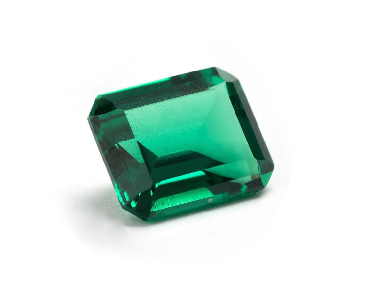 green emerald gemstone color