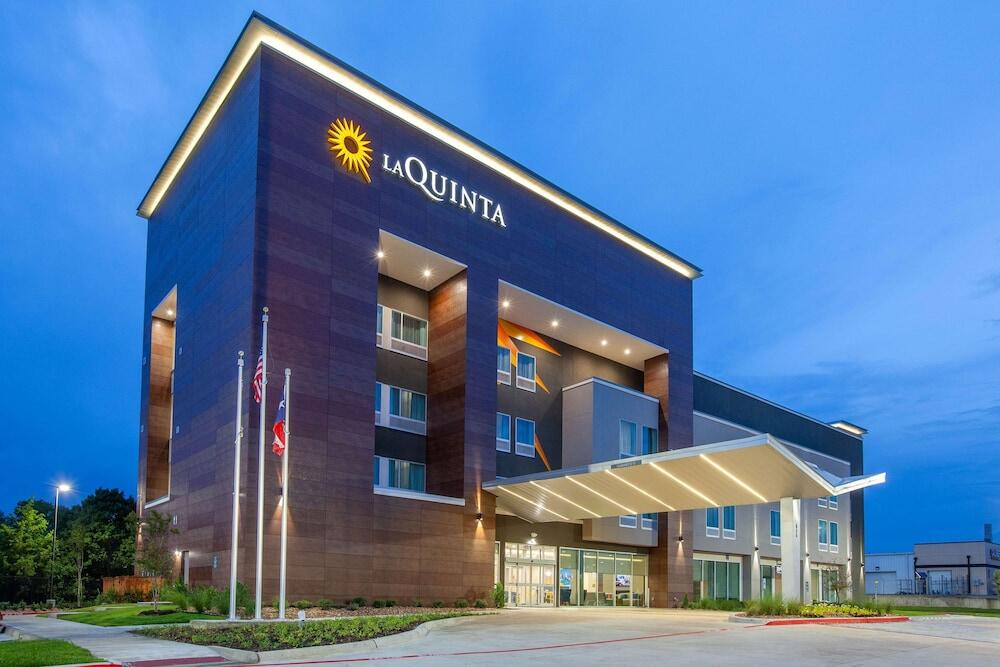 Picture of La Quinta Inn & Suites by Wyndham Dallas Duncanville
