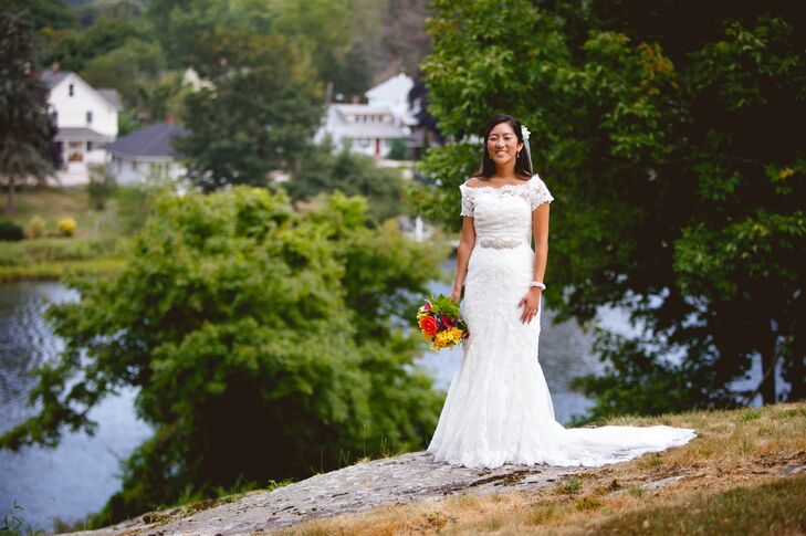 After scouring the internet and magazines, Eriko finally began picturing herself in a long, elegant lace dress fitted and slightly flared with a light shoulder jacket for the ceremony.